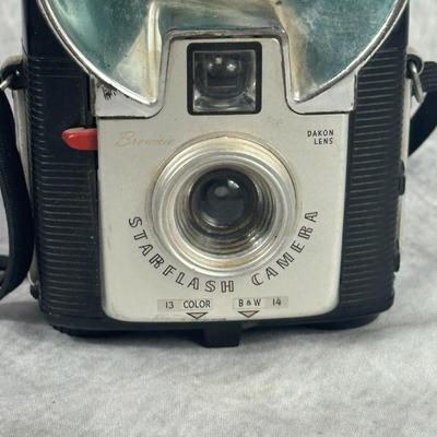 Lot 18: Vintage Kodak 'Brownie' Starflash Camera