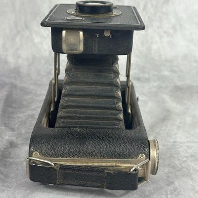 Lot 21: Kodak Jiffy Six-16 Series II Vintage Folding Camera with Twindar Lens