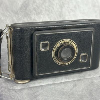 Lot 21: Kodak Jiffy Six-16 Series II Vintage Folding Camera with Twindar Lens