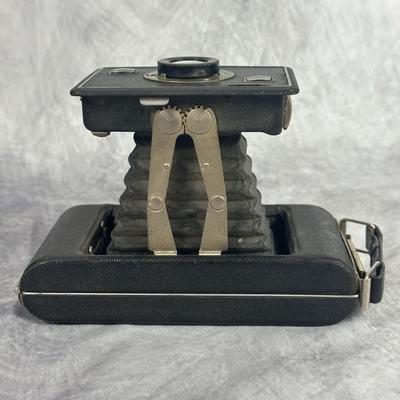 Lot 21: Kodak Jiffy Six-16 Series II Vintage Folding Camera with Twindar Lens