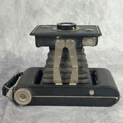 Lot 21: Kodak Jiffy Six-16 Series II Vintage Folding Camera with Twindar Lens