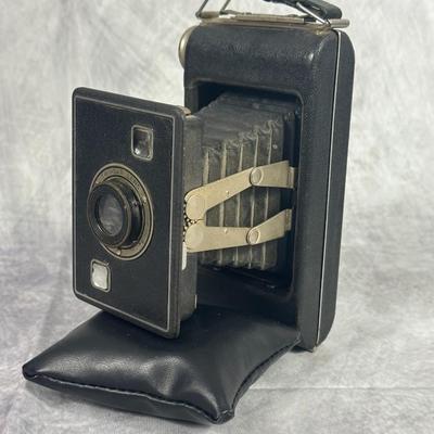 Lot 21: Kodak Jiffy Six-16 Series II Vintage Folding Camera with Twindar Lens