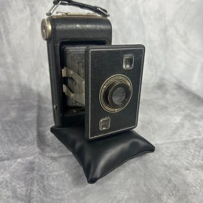 Lot 21: Kodak Jiffy Six-16 Series II Vintage Folding Camera with Twindar Lens