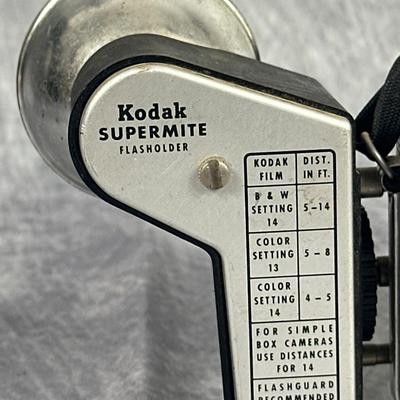 Lot 25: Vintage Kodak 'Brownie' Starlet Camera with Flash