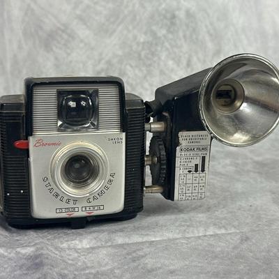 Lot 25: Vintage Kodak 'Brownie' Starlet Camera with Flash