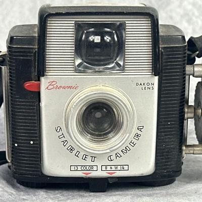Lot 25: Vintage Kodak 'Brownie' Starlet Camera with Flash