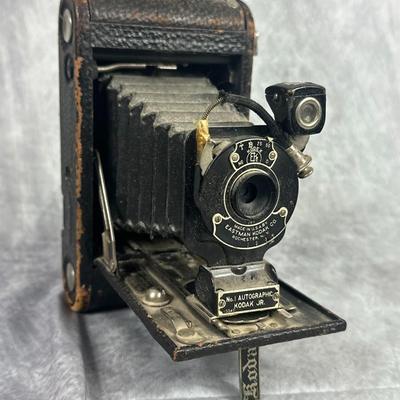 Lot 29: Vintage Eastman Kodak No.1 Autographic 'Kodak Jr.' Camera
