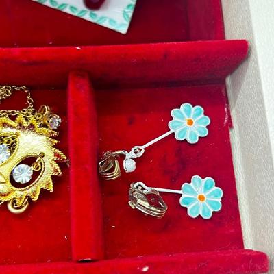 Lot 83: Jewelry Box LOADED with Vintage Costume Jewelry! Necklaces, Pins, Earrings and More!