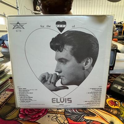 Sale Photo Thumbnail #120: "For The Love Of Elvis", a 12" vinyl LP (33 RPM) released in 1977 by Super-Star Records, with the catalog number SS 110. 
This album is a compilation featuring:
Interviews: It includes one of Elvis Presley's earliest and most intimate interviews, specific