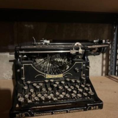 VINTAGE UNDERWOOD MANUAL TYPEWRITER