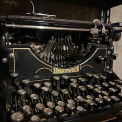 VINTAGE UNDERWOOD MANUAL TYPEWRITER