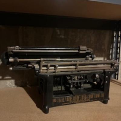 VINTAGE UNDERWOOD MANUAL TYPEWRITER