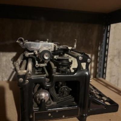 VINTAGE UNDERWOOD MANUAL TYPEWRITER