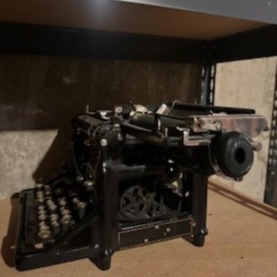 VINTAGE UNDERWOOD MANUAL TYPEWRITER