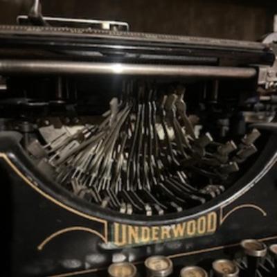 VINTAGE UNDERWOOD MANUAL TYPEWRITER