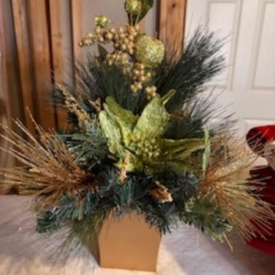 CHRISTMAS & OTHER LINENS PLUS A TABLE CENTERPIECE