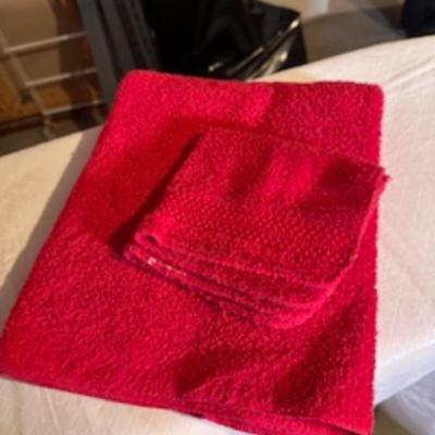 CHRISTMAS & OTHER LINENS PLUS A TABLE CENTERPIECE