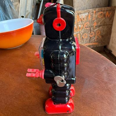 Sale Photo Thumbnail #147: This is for a vintage wind up robot. It needs to have the wind up part text. Other than that it’s in good condition.