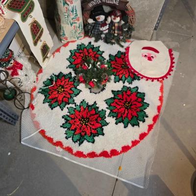 GOOD VARIETY OF CHRISTMAS DECORATIONS