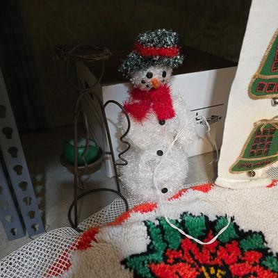 GOOD VARIETY OF CHRISTMAS DECORATIONS