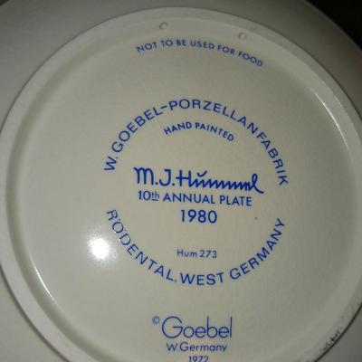 2 HUMMEL PLATES AND A HUMMEL FIGURINE "THE LOVE LIVES ON" WITH BOXES