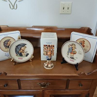 2 HUMMEL PLATES AND A HUMMEL FIGURINE "THE LOVE LIVES ON" WITH BOXES
