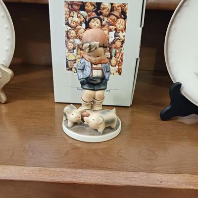 2 HUMMEL PLATES AND A HUMMEL FIGURINE "THE LOVE LIVES ON" WITH BOXES