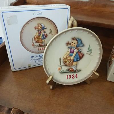 2 HUMMEL PLATES AND A HUMMEL FIGURINE "SOUND THE TRUMPET" WITH BOXES