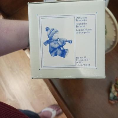 2 HUMMEL PLATES AND A HUMMEL FIGURINE "SOUND THE TRUMPET" WITH BOXES
