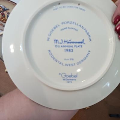 2 HUMMEL PLATES AND A HUMMEL FIGURINE "SOUND THE TRUMPET" WITH BOXES