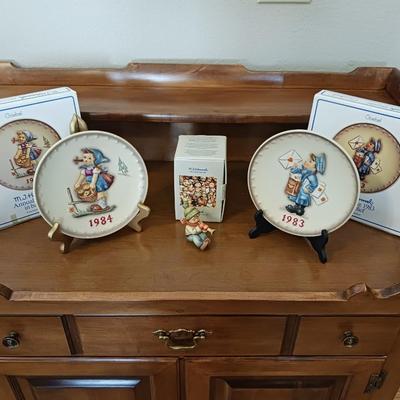 2 HUMMEL PLATES AND A HUMMEL FIGURINE "SOUND THE TRUMPET" WITH BOXES