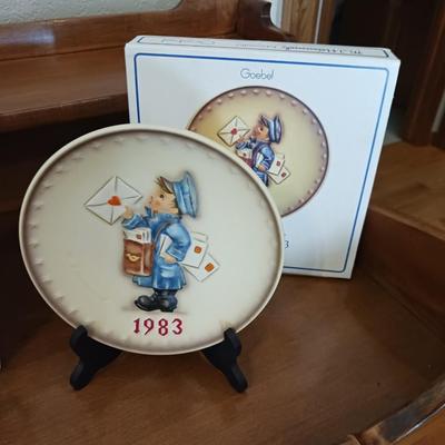2 HUMMEL PLATES AND A HUMMEL FIGURINE "SOUND THE TRUMPET" WITH BOXES