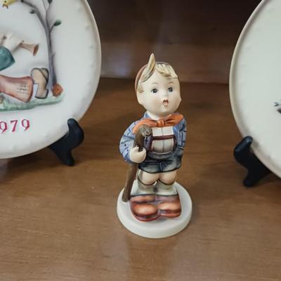 2 HUMMEL PLATES WITH BOXES AND A HUMMEL FIGURINE "LITTLE HIKER"