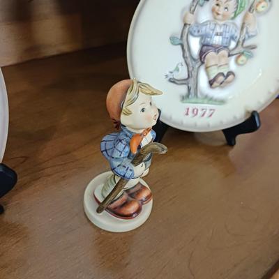 2 HUMMEL PLATES WITH BOXES AND A HUMMEL FIGURINE "LITTLE HIKER"