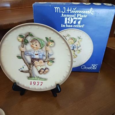 2 HUMMEL PLATES WITH BOXES AND A HUMMEL FIGURINE "LITTLE HIKER"