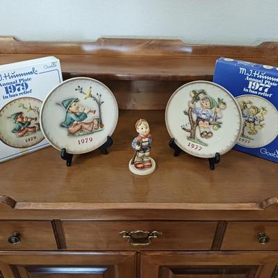 2 HUMMEL PLATES WITH BOXES AND A HUMMEL FIGURINE "LITTLE HIKER"