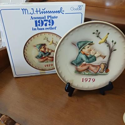2 HUMMEL PLATES WITH BOXES AND A HUMMEL FIGURINE "LITTLE HIKER"