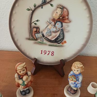 HUMMEL PLATE AND 4 HUMMEL FIGURINES