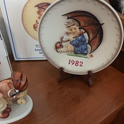 2 HUMMEL PLATES AND "DOLL MOTHER" HUMMEL FIGURINE