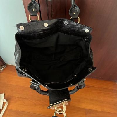 Sale Photo Thumbnail #10: This is a genuine Chloé Paddington bag, a rare variation of the original design featuring magnetic closures and a distinctive multicoloured lock.

The bag is in great condition—like new with minimal signs of wear. All zippers function perfectly, and it