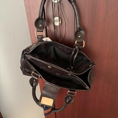 Sale Photo Thumbnail #11: This is a genuine Chloé Paddington bag, a rare variation of the original design featuring magnetic closures and a distinctive multicoloured lock.

The bag is in great condition—like new with minimal signs of wear. All zippers function perfectly, and it