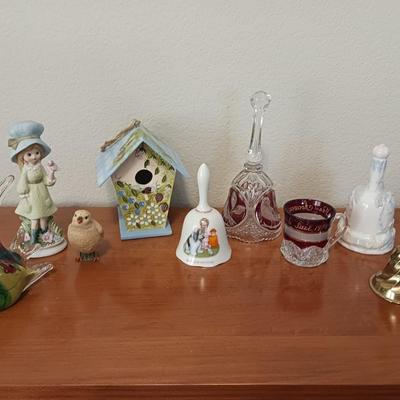 1904 WORLD FAIR GLASS CUP AND AN ASSORTMENT OF KNICK KNACKS