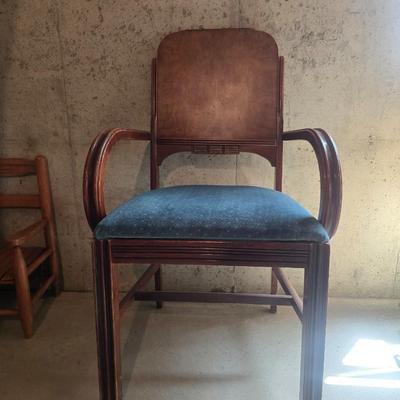ANTIQUE ARM CHAIR