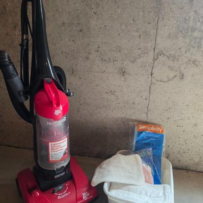 DIRT DEVIL FEATHERLITE CYCLONIC BAGLESS VACUUM