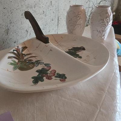 MCM SERVING DISH WITH A HANDLE AND 2 CLAY VASES