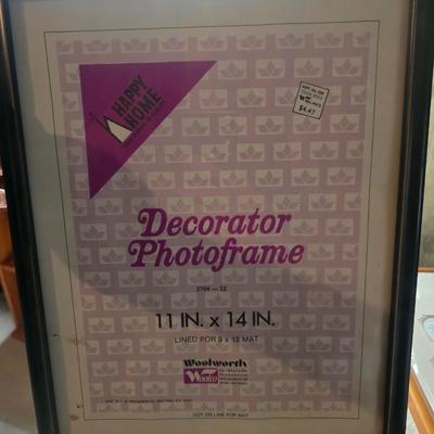VINTAGE ART IN OVAL FRAMES AND A VARIETY OF PICTURE FRAMES