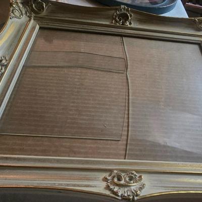 VINTAGE ART IN OVAL FRAMES AND A VARIETY OF PICTURE FRAMES