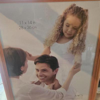 VINTAGE ART IN OVAL FRAMES AND A VARIETY OF PICTURE FRAMES