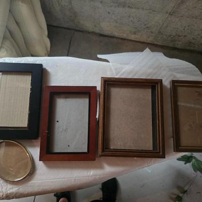 VINTAGE ART IN OVAL FRAMES AND A VARIETY OF PICTURE FRAMES