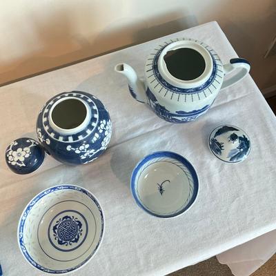 818 Blue And White Chinese Pottery
